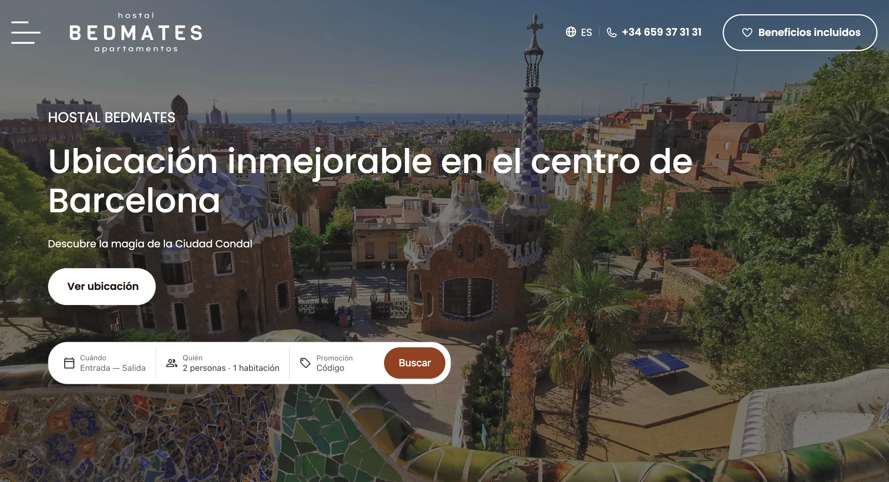 Page d'accueil du site Hostal Bedmates : vue de Barcelone depuis le parc Güell, avec un module de réservation.
