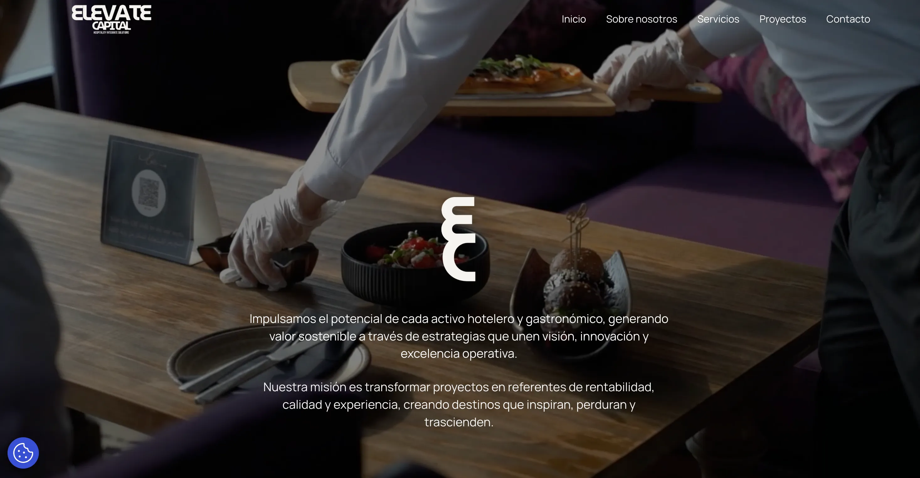 Page d'accueil du site Elevate Capital : monogramme EC sur une photo de service en restaurant.