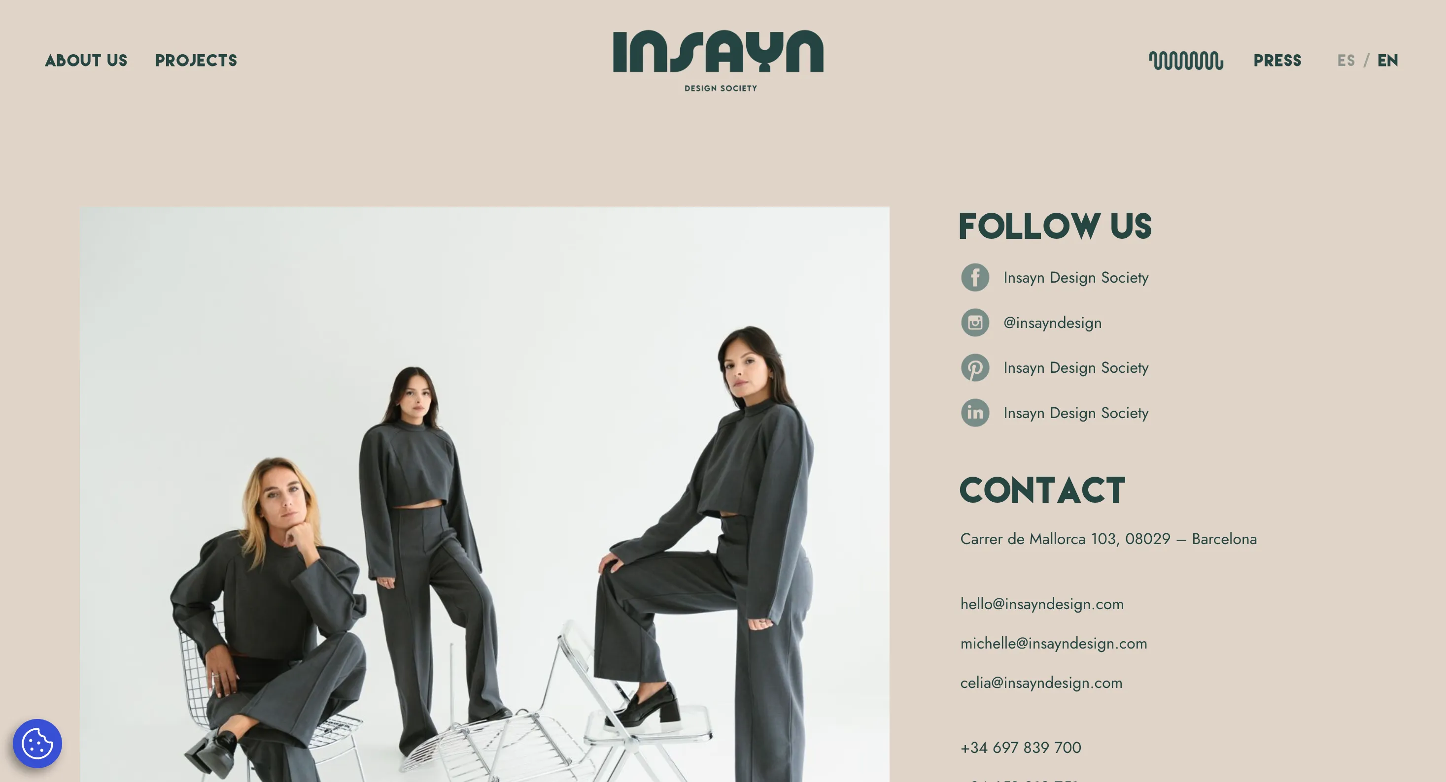 Page du site Insayn Design : portrait de trois personnes en tenue grise, à côté des coordonnées du studio à Barcelone.